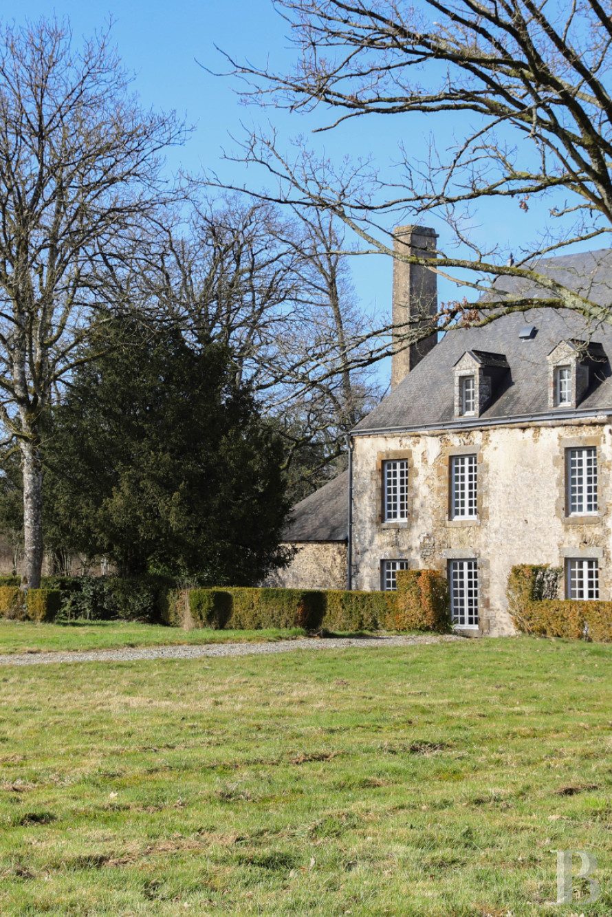 En Mayenne, au nord de la ville éponyme, un château du 17e siècle ceinturé de douves en eau - photo  n°35